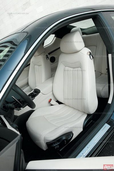 Кресла жесткие и не с самым удачным профилем, регулировок немного, а за ремнем нужно тянуться к стойке