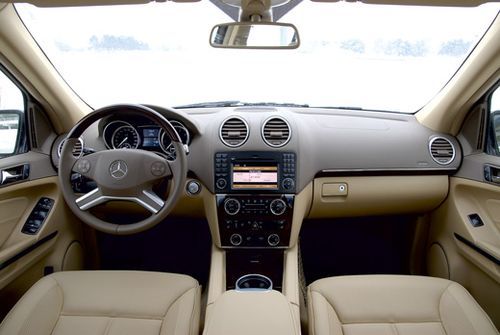 По сравнению с Range Rover интерьер Mercedes-Benz мрачный, грубый, солдафонский