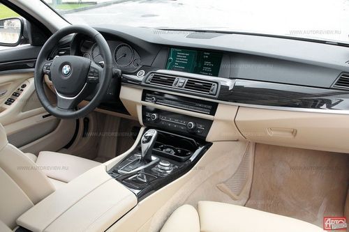 Интерьер — точь-в-точь «семерка» или «пятерка» Gran Turismo: оптимальный баланс между бэнгловским мебельным модерном и концепцией кокпита в духе ранних BMW. Эргономика великолепна, за исключением нефиксируемых подрулевых рычажков