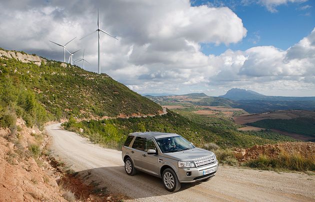 По грунтовке Freelander летит, не боясь ни ям, ни кочек