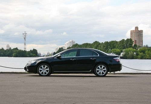 В настройках двигателя и трансмиссии чувствуется явная оглядка на комфорт, нежели на резкие драйверские нотки. Фото 