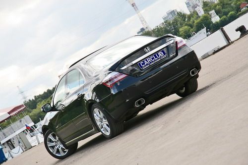 Обновленная &laquo;Легенда&raquo; сохранила отличную плавность хода, притом что управляемость стала чуть острее &ndash; большой  седан демонстрирует интуитивно понятную и безопасную управляемость. Фото 