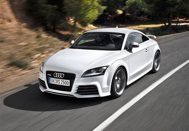 Поездить на версии TT-RS с семиступенчатым "роботом" DSG мы тоже не успели. А жаль, ведь по заявленным характеристикам, 340-сильное купе с новой трансмиссией разгоняется до ста километров в час за 4,4 секунды! Это на 0,4 секунды медленнее, чем Ferrari F430 с роботизированной коробкой передач F1, но на 0,2 секунды быстрее, чем Audi R8 с 420-сильным мотором 4.2 и "роботом"!