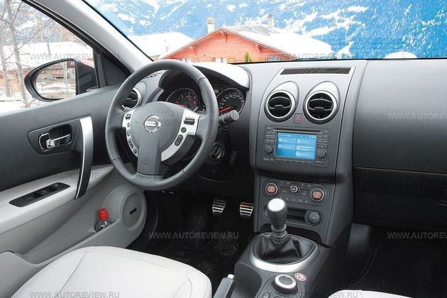 На центральной консоли обновленного кроссовера теперь есть полочка, куда можно положить телефон. Появился вариант со светлой кожаной отделкой салона. Но кожа на руле по-прежнему грубовата