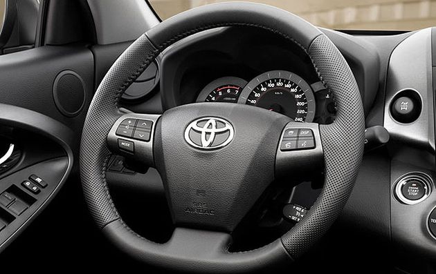 Новый руль сохранил приплюснутую снизу форму, зато на версиях с вариатором у него появились подрулевые лепестки переключения "виртуальных передач".  Кроме того, не изменился и алгоритм работы активного усилителя руля EPS. Он по-прежнему помогает водителю в сложных ситуациях, уменьшая усилие при вращении "баранки" в том направлении, которое должно помочь стабилизировать траекторию машины