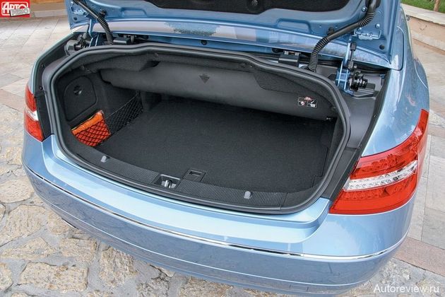 При сложенной крыше 300-литровый багажник лишь на 20 литров меньше, чем у Audi A5 Cabrio, но на целых 90 литров больше, чем у открытой «трешки» BMW. Если верх поднять, то пространства для поклажи будет все равно меньше, чем в купе, — 390 литров