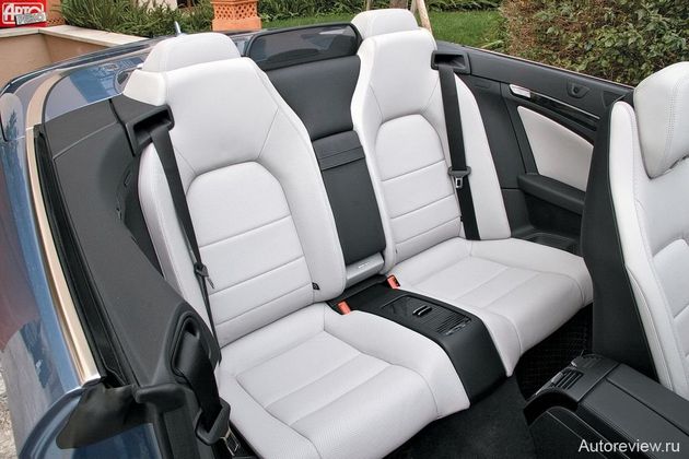 Галерка кабриолета — место для самых стойких. Тут не только задувает ветер, но и тесно: при росте 176 см «сам за собой» я сел без зазора по коленям, а при поднятой крыше голова коснулась мягкого потолка