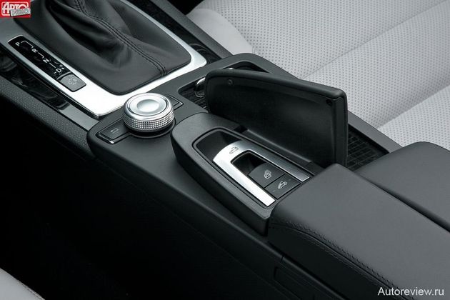 Кнопки управления крышей и «аэрокепкой» спрятаны под крышечкой. Третья кнопка отвечает за одновременный подъем-опускание всех четырех стекол