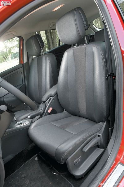 Выпуклая сердцевина кресел Renault выталкивает водителя из объятий валиков боковой поддержки