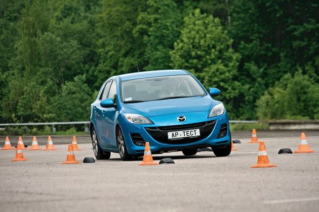 Mazda 3 ныряет в повороты с азартом чайки, охотящейся за рыбой, а от заносов ее страхует система стабилизации. Самый заводной автомобиль в квинтете!