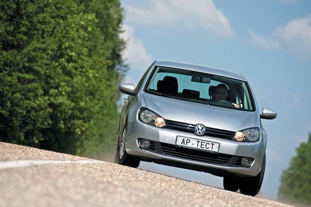 Повадки Гольфа благородны без оговорок, но только на хороших шинах. Древние шины Pirelli P6000 наделяют его опасной склонностью к заносу при резких противонаправленных маневрах