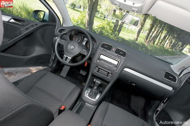 За рулем Гольфа «криво» припарковаться может только наш фотограф Шумахер, и то — только для съемки: не иначе нарочитая правильность вызывает протестное настроение