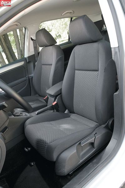 В кресло Фольксвагена водитель почти любой комплекции вкладывается, как дорогая авторучка в мягкий ложемент пенала, — плотненько