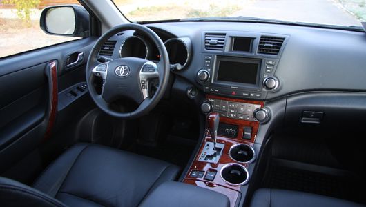 Передняя панель Хайлендера выдержана в одном стиле с Camry, а некоторые элементы у них и вовсе общие. Пластик — мягкий на вид, но жесткий на ощупь