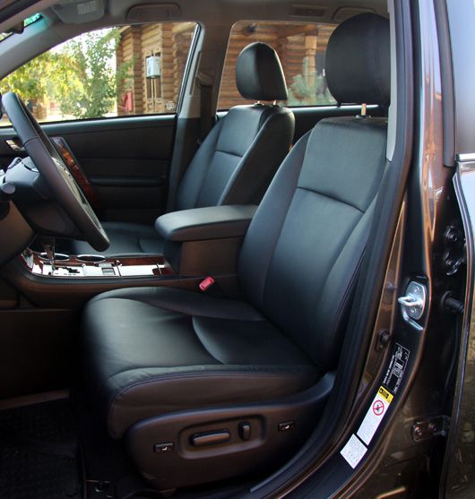 Передние сиденья — широкие и мягкие, а номинальная боковая поддержка при резких маневрах практически бесполезна. Память положений нельзя заказать даже за доплату, а кожа может быть только черного цвета