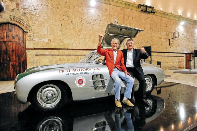 В Мексику мерседесовцы пригласили 92-летнего Джона Фитча (слева), который в 1952 году пилотировал спайдер, и 80-летнего Ханса Херманна, который гонялся за Mercedes в Европе (и за Porsche в Мексике). Ветераны позируют на фоне того самого купе Клинга и Кленка, на лобовое стекло которого после столкновения с кондором было спешно смонтировано восемь планок «кондороотбойника»