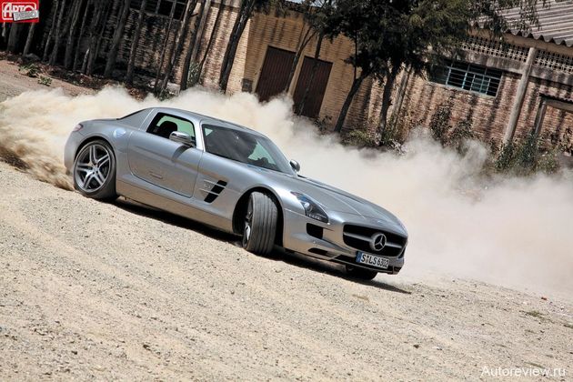 Тогда, 58 лет назад, Carrera Panamericana все-таки включала грунтовые участки, на которых машины с «автоматами» безнадежно отставали от автомобилей с «механикой». Mercedes SLS с «роботом» Getrag на грунте управляется идеально!