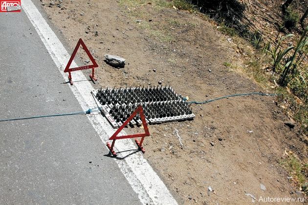 …всегда готовые дернуть за трос и подсунуть под колеса планку с острыми шипами