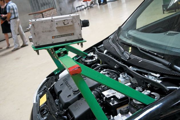 Скоростную камеру (1000 кадров в секунду) разрешается крепить на автомобиле: кронштейн не влияет на податливость боковины