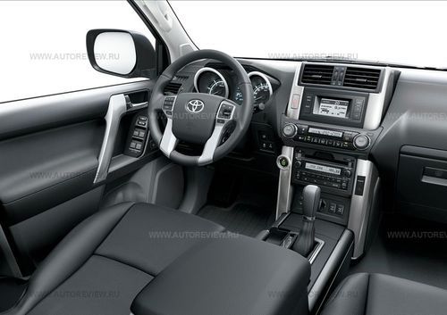 Интерьер нового Prado выглядит дорого: темная кожа, фактурный пластик и стильные вставки «под металл». Органы управления остались прежними, только демультипликатор теперь включается не рычагом, а поворотной рукояткой 