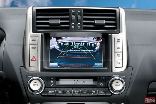 Управление «мультимедией» и микроклиматом выполнено логично и снабжено крупными кнопками — не промахнешься