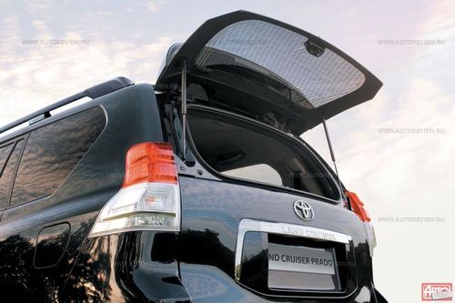 Подъемная «форточка» двери багажника позволяет возить длинномеры и выручает в тех случаях, когда багажник загружен под потолок 