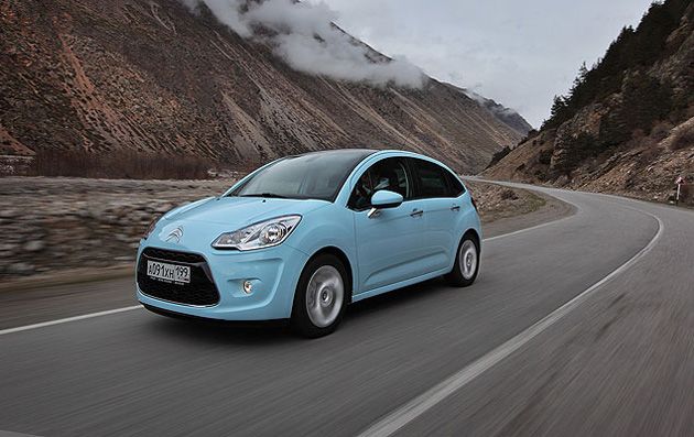 Французы существенно улучшили шумоизоляцию второго поколения С3 – по сравнению с первым, у нового "Цэ-три" плотность "шумки" в дверях увеличилась с 90 грамм на квадратный метр до 200, а площадь изолированных поверхностей в моторном отсеке возросла с 48 квадратных дециметров до 155.