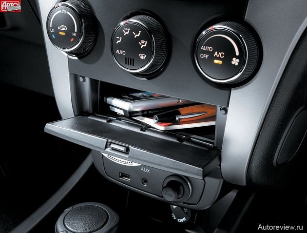 Мест для мелочей в Актионе не счесть: и сверху, на панели, и ниже, на центральной консоли