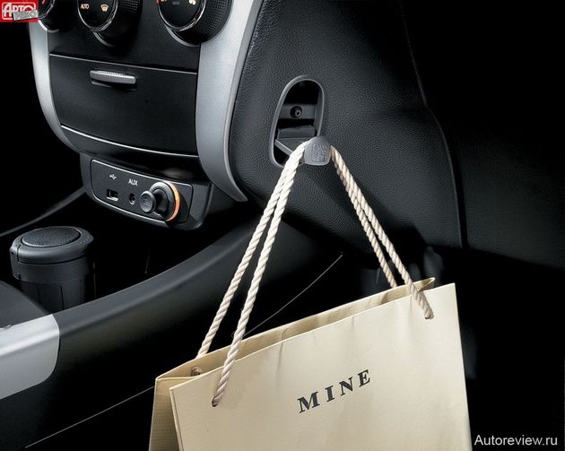 Помимо двух вешалок в багажнике есть пара в салоне и три откидных крюка для сумок массой до трех килограммов