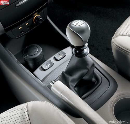 И «автомат», и «механика» шестиступенчатые. У автоматической коробки есть и кнопка выбора режимов (зимний, нормальный, спортивный), и извилистый паз селектора — мерседесовское наследие!