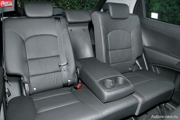 Спинки гостеприимного заднего сиденья регулируются по углу наклона. Но уют средненький — на низком диване сидишь как кузнечик