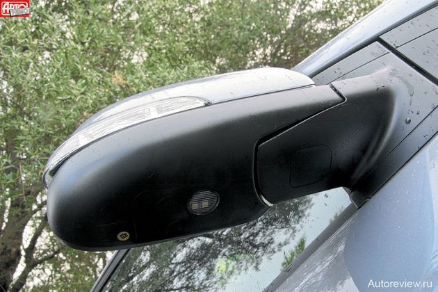 В зеркала топ-версий интегрированы не только указатели поворота, но и лампы наружной подсветки пространства около двери
