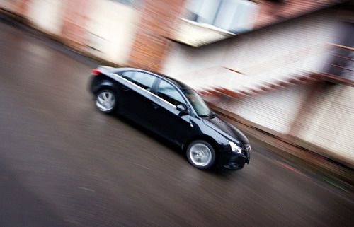 Российский Cruze получил всего два бензиновых двигателя - 109-сильный мотор объемом 1,6 литра и движок объемом 1,8 литра и мощностью 141 лошадиную силу, хотя в Европе успешно продается седан с двухлитровым турбодизелем мощностью 150 &quot;лошадей&quot;. Как обещают в &quot;Шевроле&quot;, чуть позже появится еще один бензиновый движок - турбированый, объемом 1,4 литра и мощностью 139 лошадиных сил