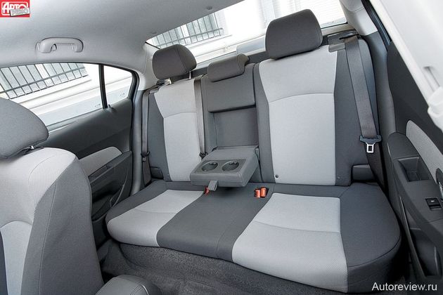 На заднем диване Круза чуть теснее, чем в Renault, — однако ступни ног не зажаты. Благодаря плоскому сиденью в Крузе удобнее сидеть втроем, чем в Форде и Renault