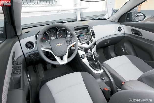 Chevrolet Cruze внутри не хуже, чем снаружи: современный дизайн, классная эргономика, огромные диапазоны регулировок сидений и руля. Непонятно только, почему управление аудиосистемой вынесено на правую, а не на левую спицу баранки