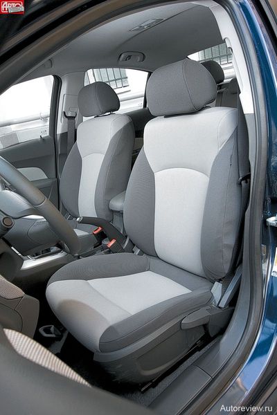 Кресло — с отличной боковой поддержкой и «цепкой» обивкой, но лишено регулируемого поясничного подпора, а спинка регулируется ступенчато