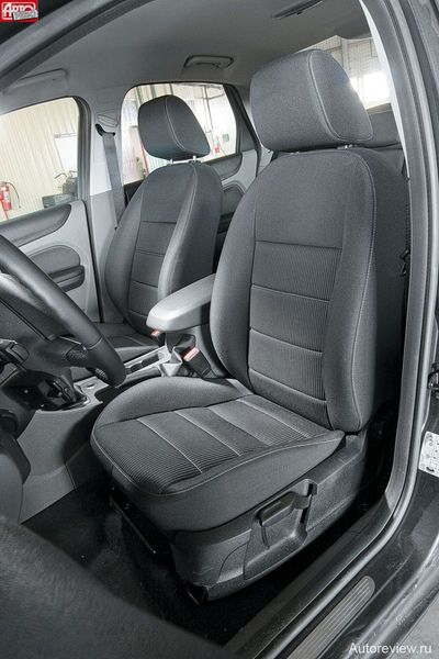 Высокая посадка не очень согласуется с кинематикой хода педалей, что особенно заметно водителям ростом до 175 см