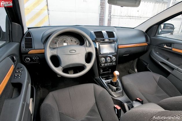 «Промежуточный» дизайн, неважный пластик и «обходные» решения от Приоры — баранка, комбинация приборов, подрулевые переключатели, плафон в блоке с хлипким очечником, кнопки стеклоподъемников… Каким мог бы быть серийный вариант? Но эргономика у Проекта С хорошая