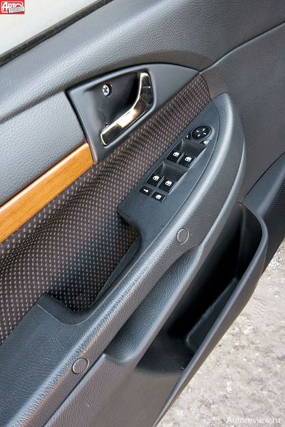 Карманы в дверях — вместительные, ручка замка — металлическая. Но почему заглушки крепежных винтов оказались на самом видном месте?