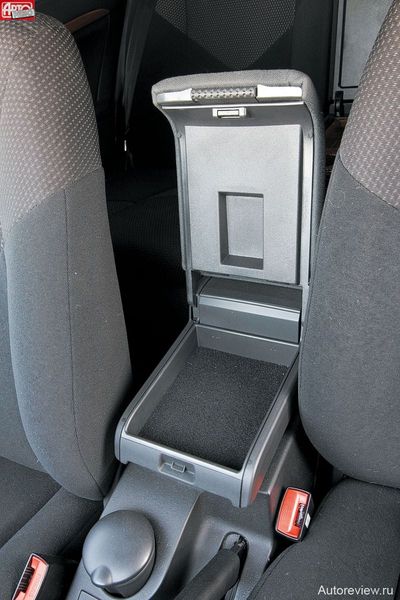 Между передними креслами — вместительный бокс-подлокотник. К удобству всяких ручек и подлокотников вазовцы вообще относятся с особым вниманием