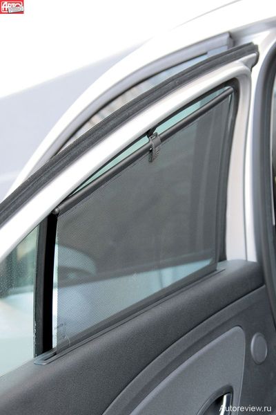 Солнцезащитные шторки на заднем стекле и задних дверях — уже в «средней» комплектации Expression