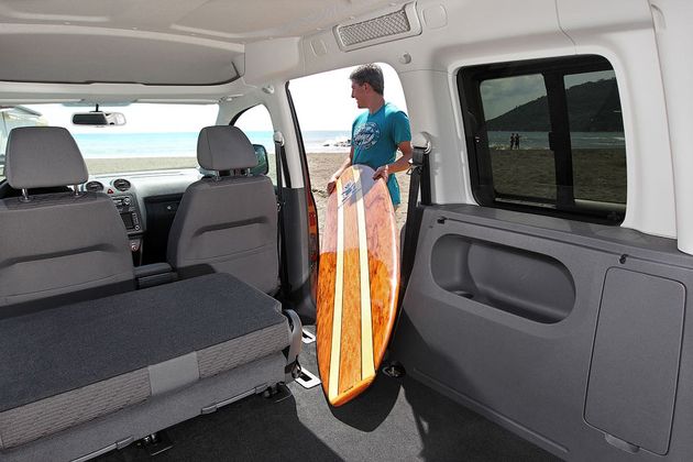 В салоне Caddy множество отделений для мелочевки: полка над лобовым стеклом, сеточки для вещей под потолком двух задних рядов, крючки, мелкие ниши, подстаканники. А задние кресла можно сложить или полностью снять